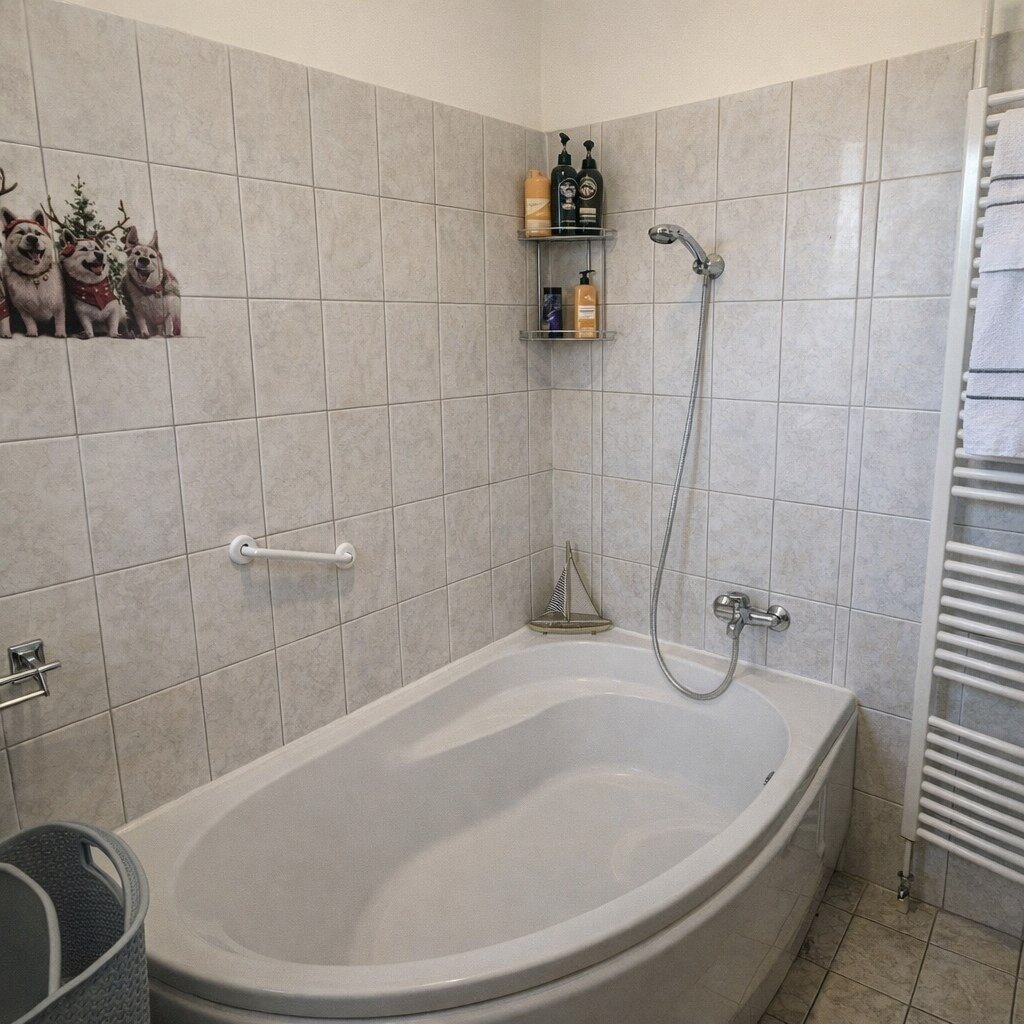 Fürdőszoba káddal, zuhanyzóval és törölközőszárítóval